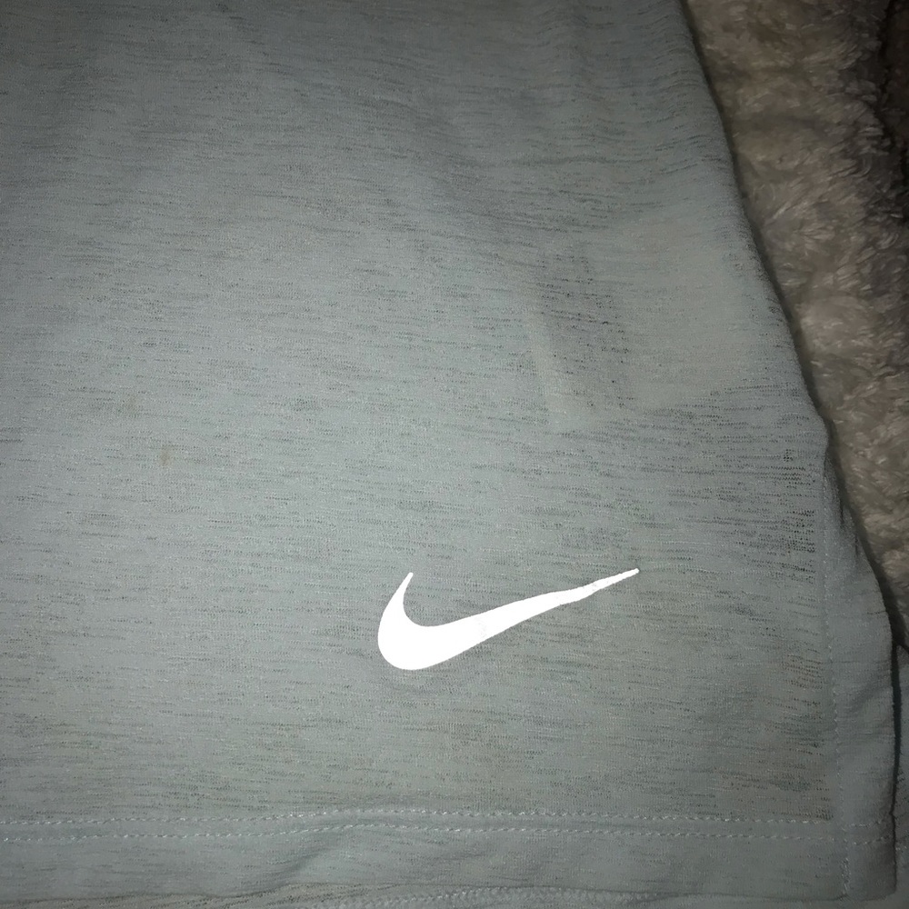 • Nike tank • - Picture 2 of 4